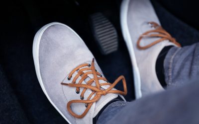 Por que, ao pisarmos na embreagem, alguns carros aceleram?