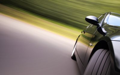 Gastam mais pneus os carros que esterçam as quatro rodas?
