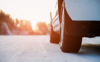 Por que o carro gasta mais pneu de um lado?
