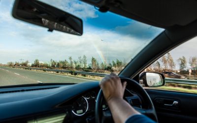Em carros de mão inglesa, o câmbio muda?