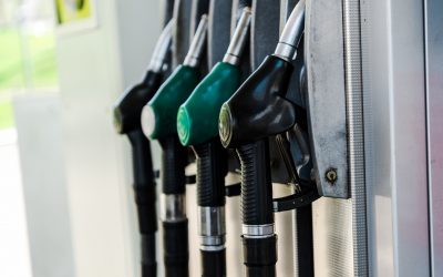 Carros a combustão e híbridos serão banidos do Reino Unido até 2035