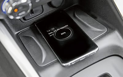 O que acontece se deixarmos objetos no carregador de celular por indução?