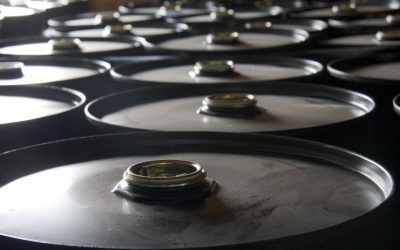 O tombo do petróleo pode afetar o preço da gasolina no Brasil