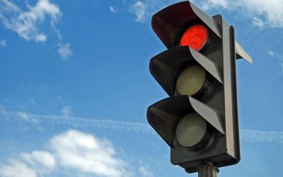 Com nova lei, motorista poderá “avançar” sinal vermelho