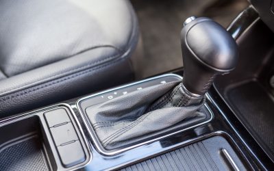 No semáforo, é melhor deixar o carro automático em neutro ou drive?