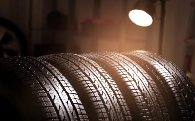 A frenagem dos carros sofre interferência pelo desenho dos pneus?