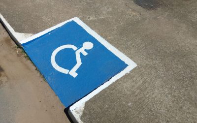 Estacionar em rampas e vias de acesso para PCD poderá resultar em multa