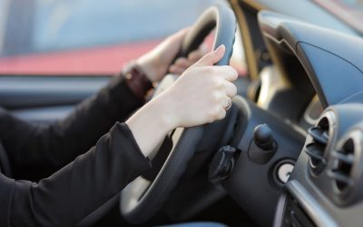 Em carro autônomo, tirar as mãos do volante dá multa?