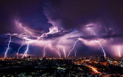 Durante uma tempestade com raios, é seguro ouvir rádio ou ligar a central multimídia?
