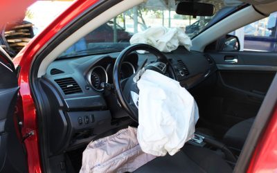 Os airbags estouram em qual velocidade de impacto?