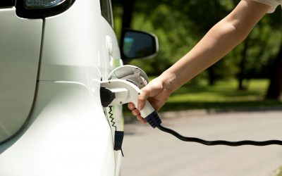 É perigoso carregar um carro elétrico na chuva?