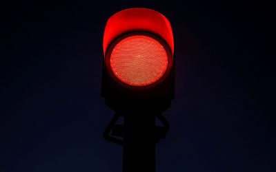 De madrugada, é permitido passar no sinal vermelho?