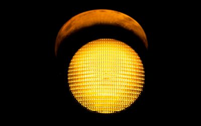 O motorista pode ser multado por passar no sinal amarelo?