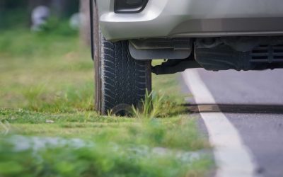 Andar no acostamento: qual o valor da multa e quantos pontos na CNH?