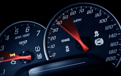 Por que a rotação do motor é limitada quando o veículo está parado?