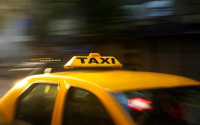Idosos e mães em situação vulnerável podem ganhar vale-táxi