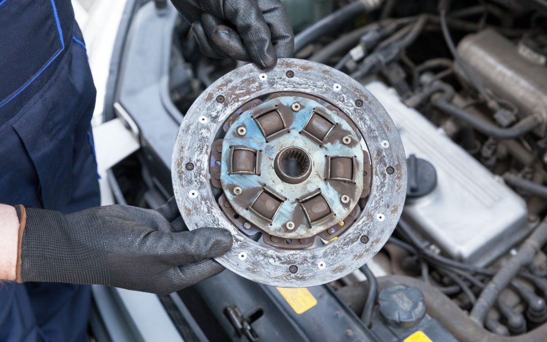 O que pode fazer a embreagem trepidar ao arrancar com o carro?