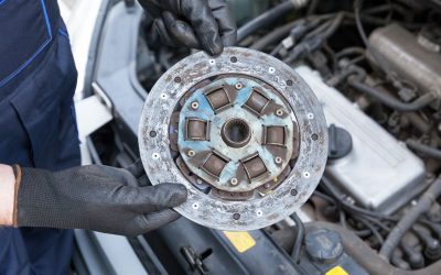 O que pode fazer a embreagem trepidar ao arrancar com o carro?