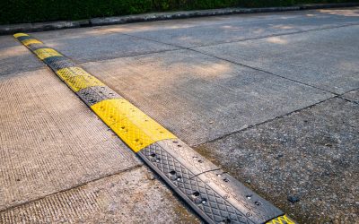 Qual é a maneira correta de passar pelo quebra-molas?