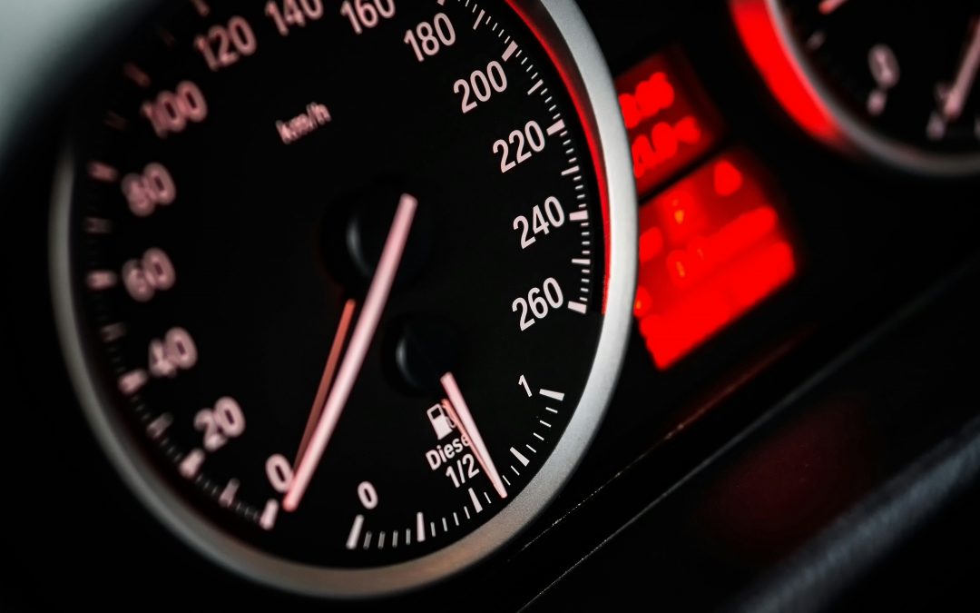 Por que o velocímetro do carro tem diferentes graduações?