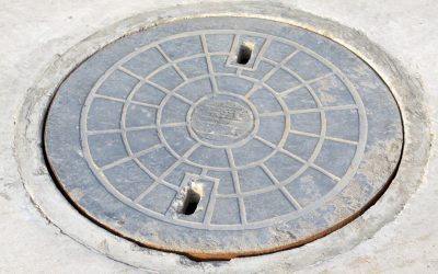 Lei: podemos estacionar em cima de uma tampa de bueiro?