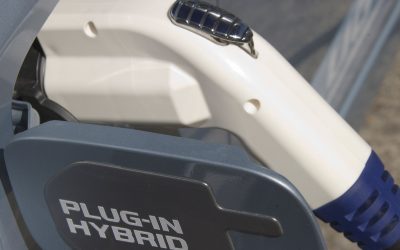 Carro híbrido plug-in fica sem bateria? Entenda o que acontece