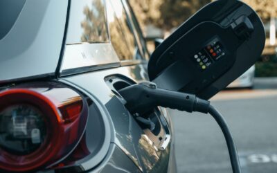 Carro elétrico: é possível engatar a ré com o veículo em movimento?